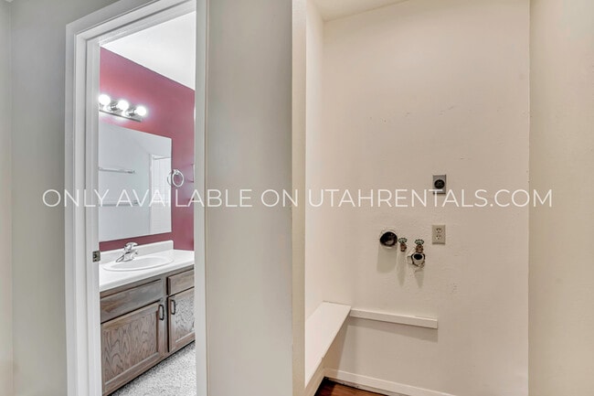 Building Photo - 7755 S Briarsprings Dr