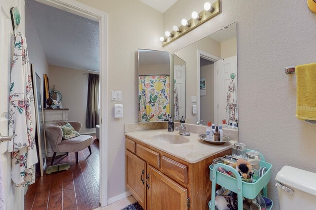 Building Photo - UNSER/LADERA 2 Bedroom  2 Bath  2 car gara...