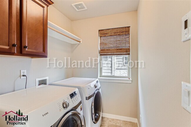 Building Photo - Stunning 3-Bedroom Home in Desirable Orenco Station Community!