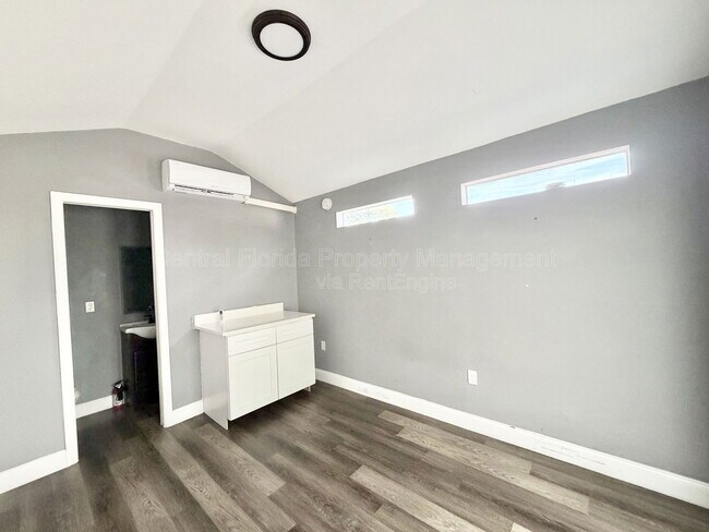 Building Photo - 2223 Amherst Ave