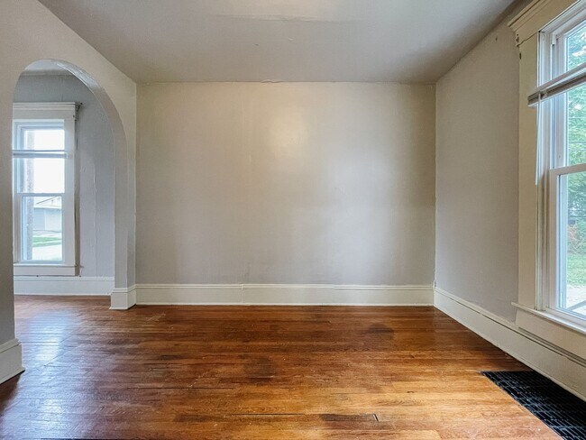Building Photo - PRELEASING for AUGUST! Close to Campus: In-Unit Washer/Dryer + LOFT