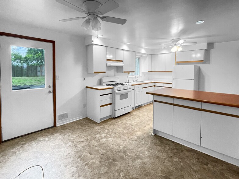 Building Photo - 1326 Hassler St