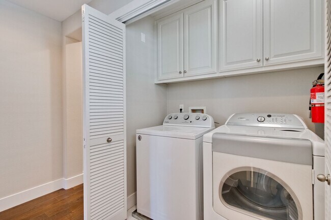 Building Photo - Gorgeous Morgan Park Refreshed for Immediate Move-In! Must see!