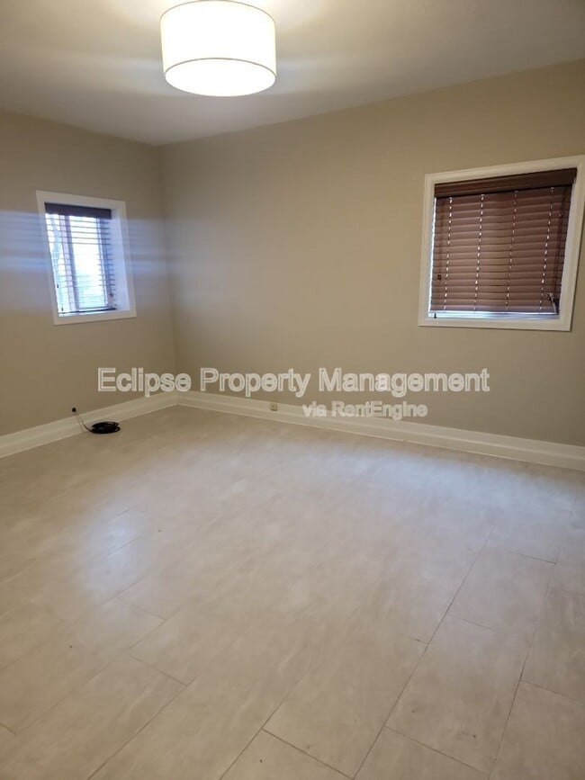 Building Photo - 805 3rd St