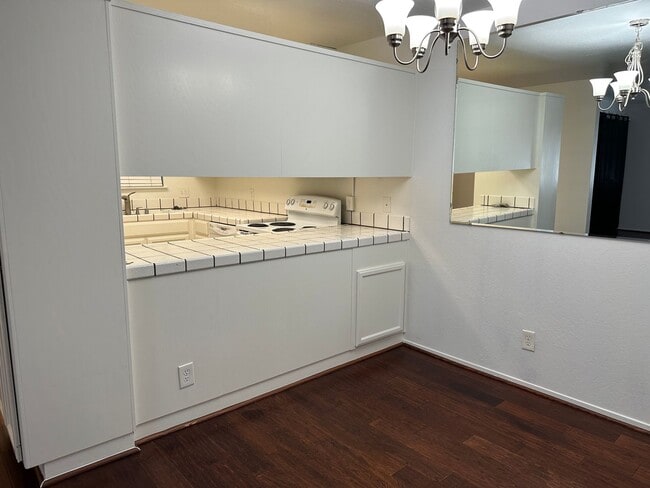 Building Photo - Perfect blend of convenience and comfort 2/2 San Mateo