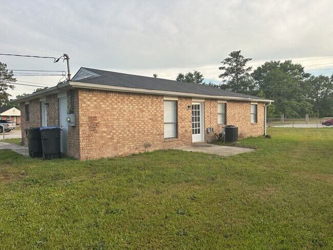 Building Photo - 3202 Gerald Dr E