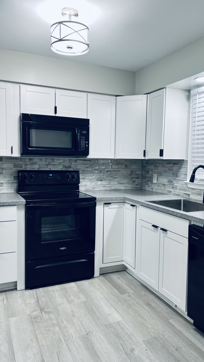 Building Photo - 516 Brent Rd