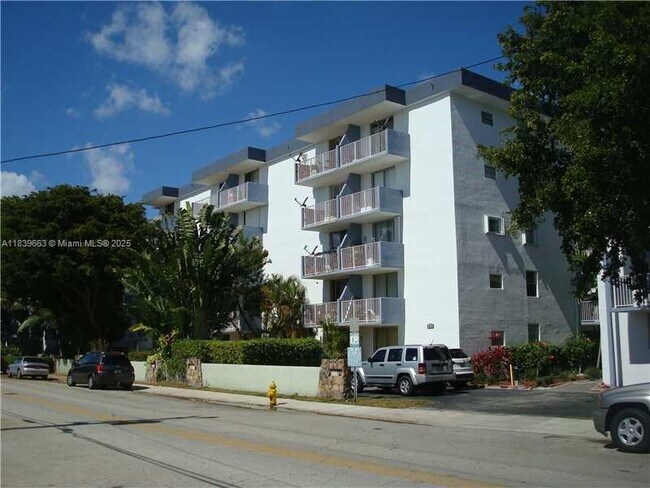 Building Photo - 1801 S Treasure Dr