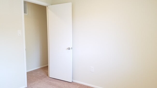 Building Photo - Renovated townhouse in established Frederi...