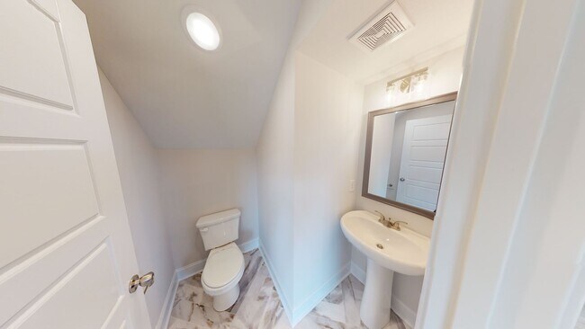 Building Photo - Spacious & Updated 3/2.5 Home Near Fort Ca...