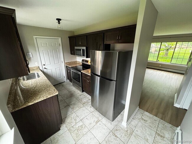 Building Photo - 454 Romeo Rd