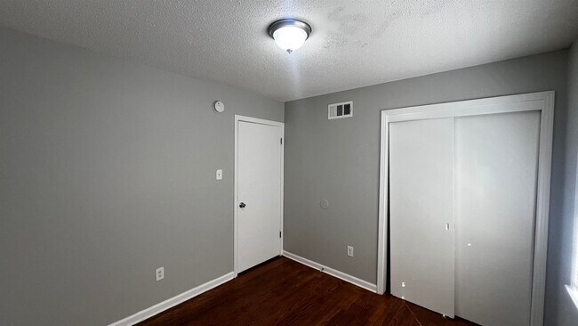 Building Photo - 2547 Courtney Dr