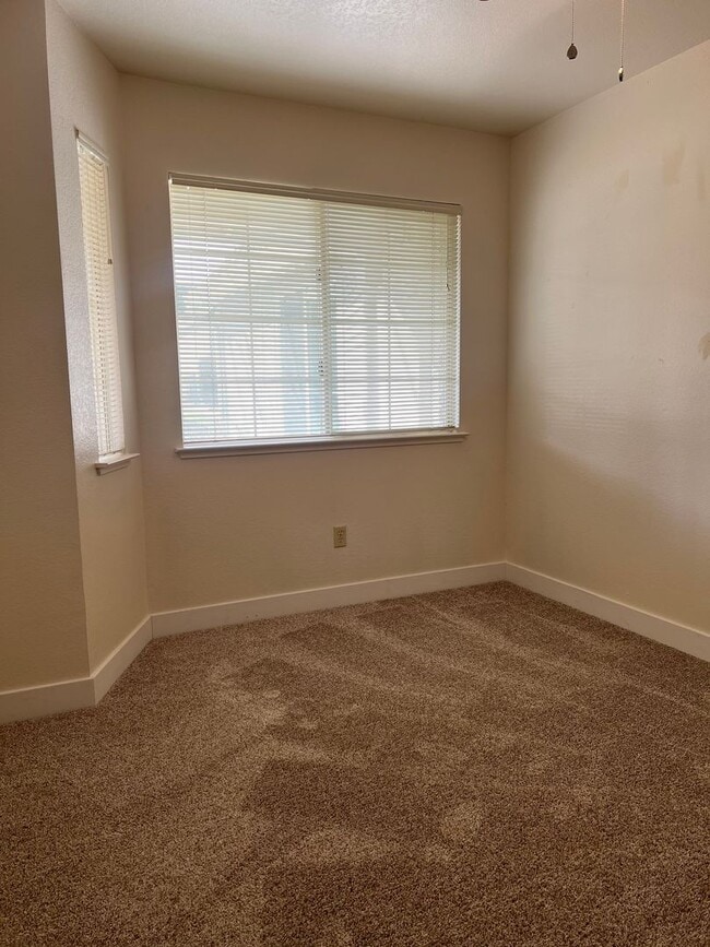 Building Photo - COMPLETELY REMODELED 3 BEDROOM HOUSE IN W. ROSEVILLE!!