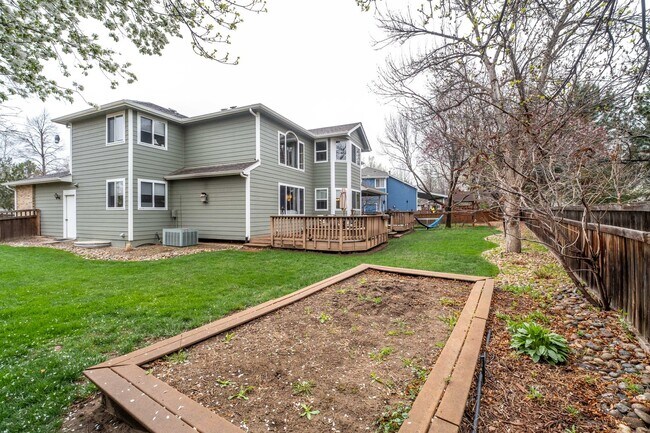 Building Photo - Gorgeous 6 bed 3.5 bath home located in Longmont, CO!