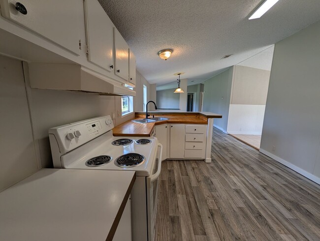 Building Photo - 4 BED 2 BATH,  3 ACRES,  FENCED PADDOCK