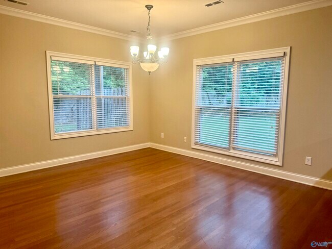 Building Photo - 210 Treetop Dr SE
