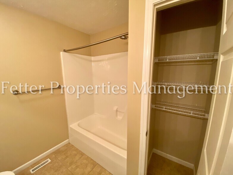 Building Photo - 10571 Tecumseh Dr