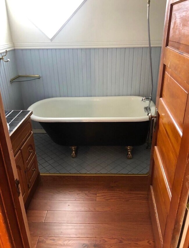 Building Photo - Victorian Charmer – 3 Bed, 1.75 Bath – Uti...