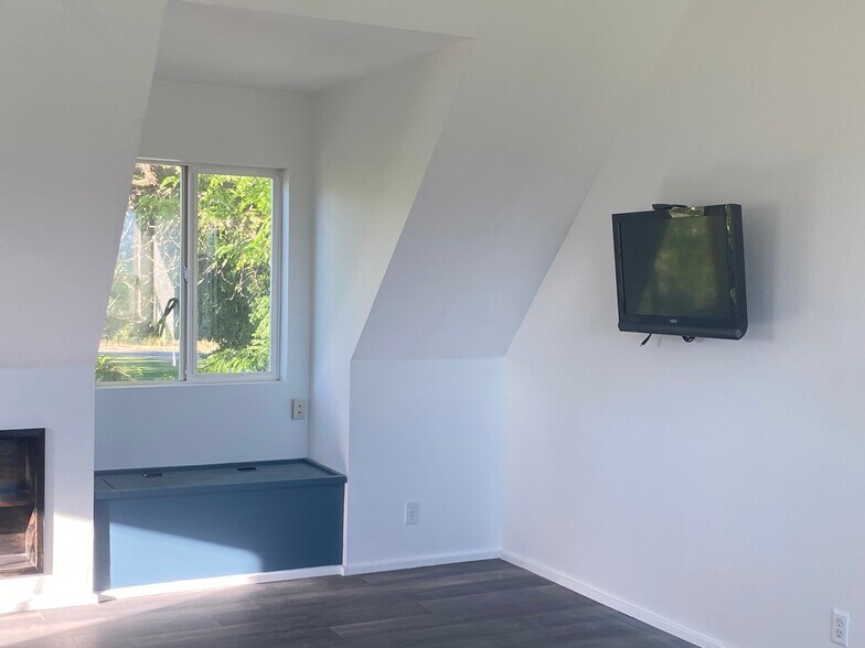 storage in custom bench seat - 1401 Emerson Rd