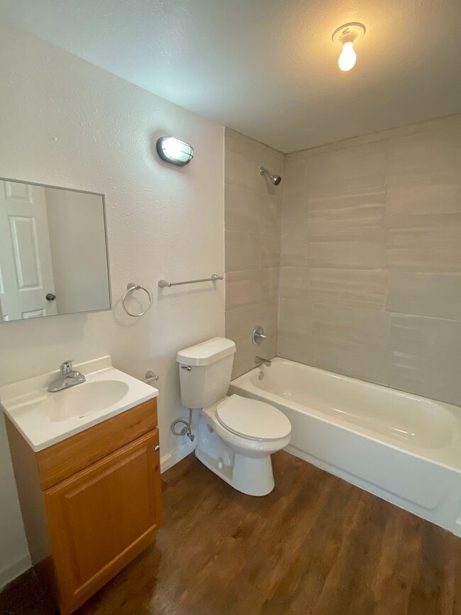 Building Photo - 1 Bed 1 Bath Home Available!