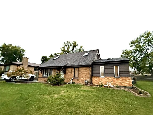 Primary Photo - 10740 Monitor Ave