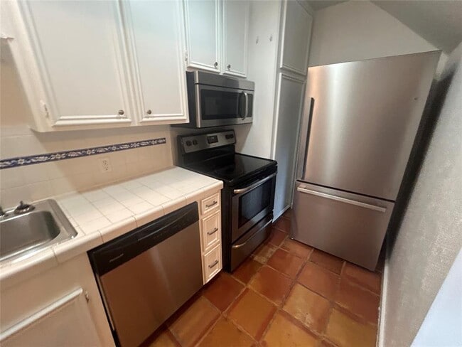 Building Photo - 4020 Blue Bonnet Blvd