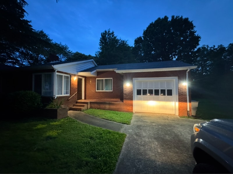 Building Photo - 701 Ashmore Dr