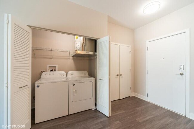 Building Photo - 2 bedroom in OAKBOOK TERRACE IL 60181