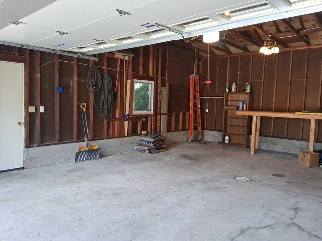Building Photo - 210 Elm St