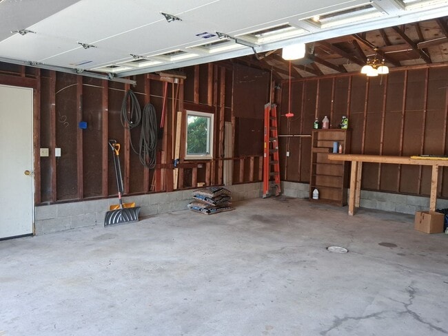 Building Photo - Charming 3 Bed 1.5 Bath Home!