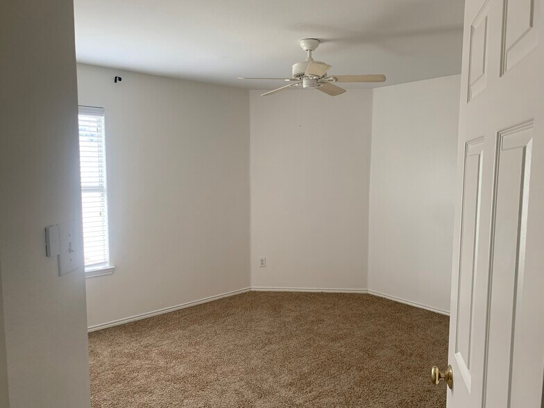 Building Photo - 3204 Paradise Valley Dr