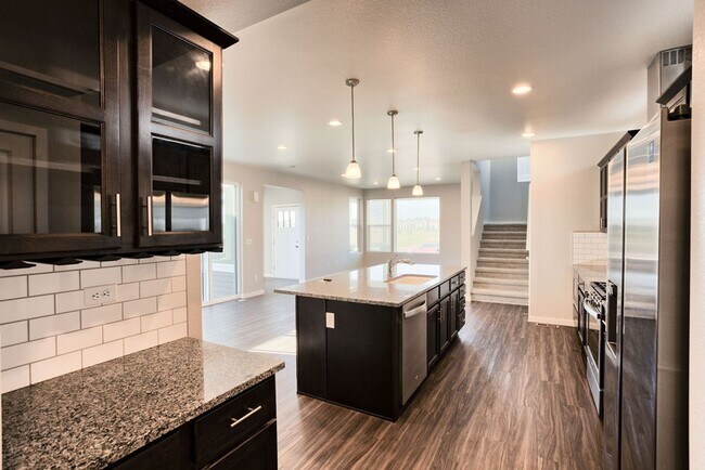 Building Photo - Beautiful 3 Bedroom Townhome in Mosaic