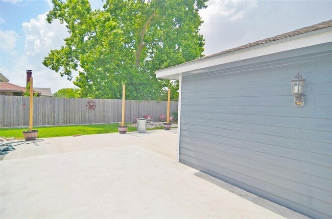Building Photo - 11731 Bowie Dr