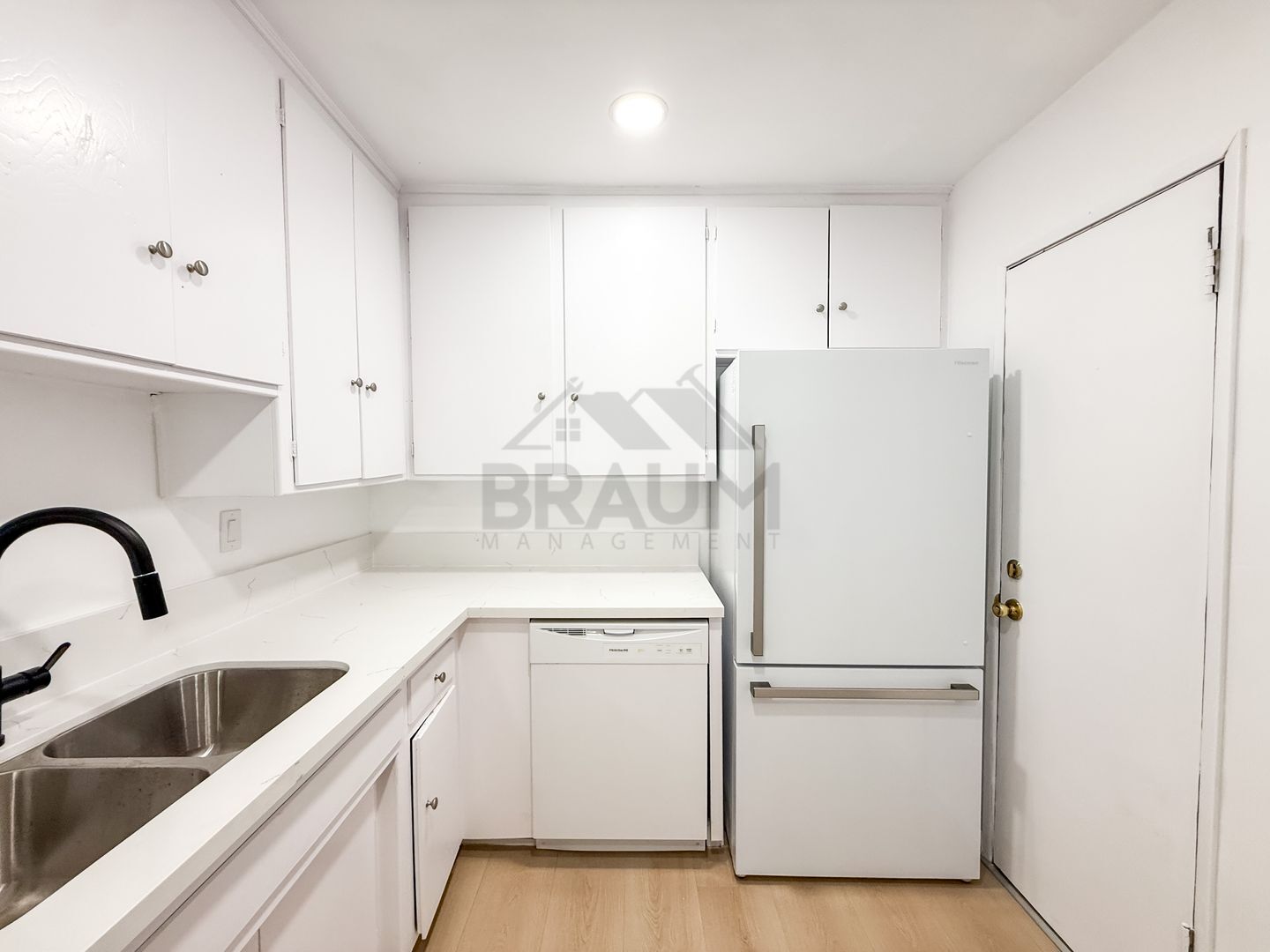 Building Photo - 6041 Whitsett Ave