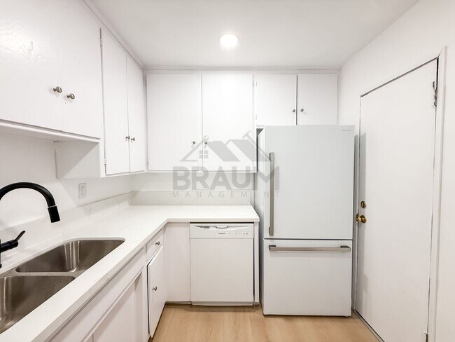 Building Photo - 6041 Whitsett Ave