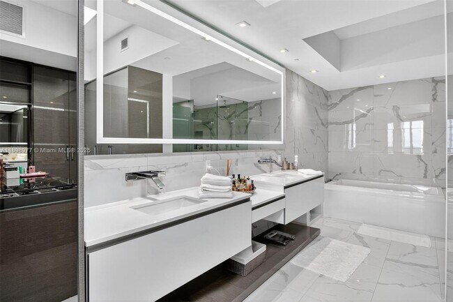 Building Photo - 5000 Island Estates Dr