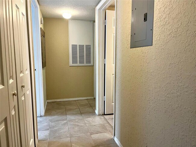 Building Photo - 14037 Fairway Island Dr