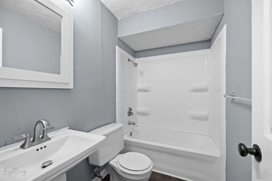 full bath - 2602 E Main St