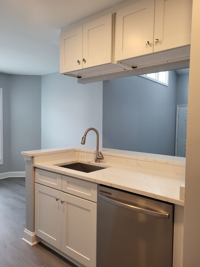 Building Photo - One bedroom condo uptown