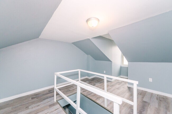 Building Photo - Move in special! Newly renovated 3 bedroom...