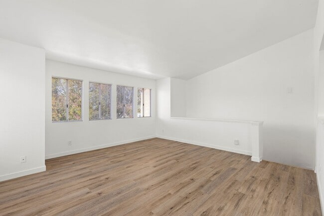 Building Photo - NEWLY RENOVATED 3BD/2BA Condo in the heart...