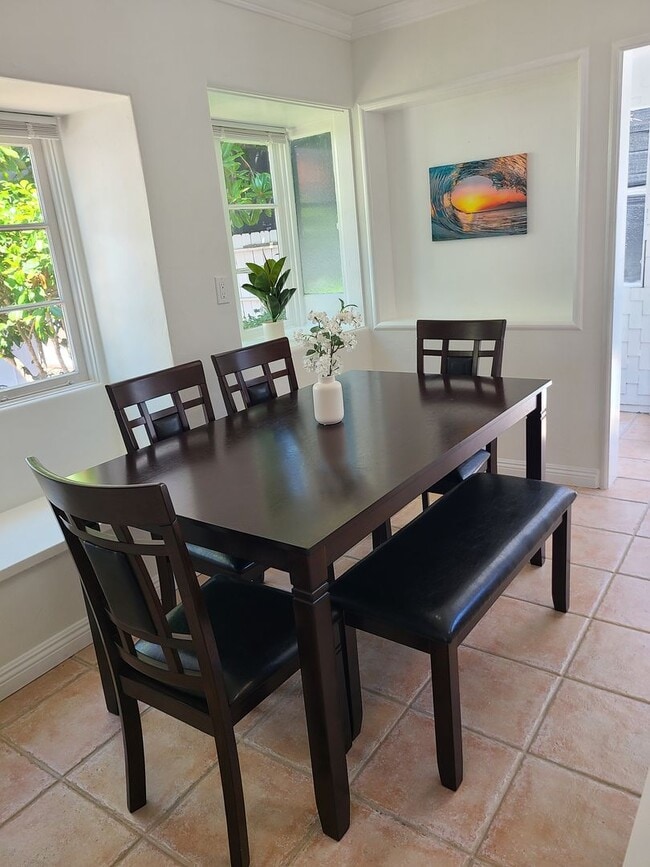 Building Photo - Charming 2 Bed 1 bath "fully furnished mon...