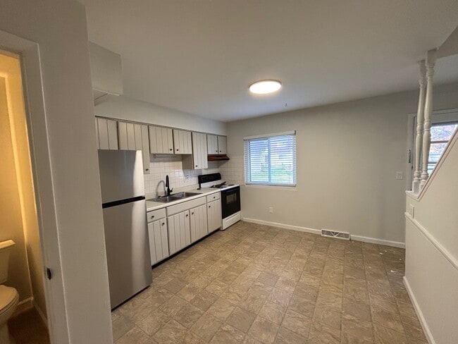 Building Photo - 2710 Center St