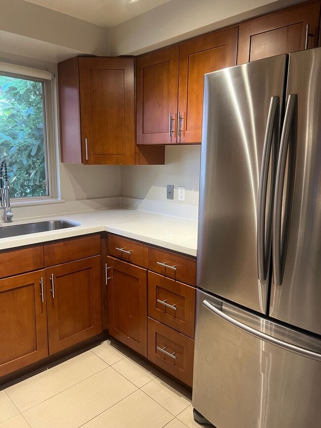 Building Photo - Spacious Fremont 2BR/1BA, split level with private balcony, recently remodeled kitchen!