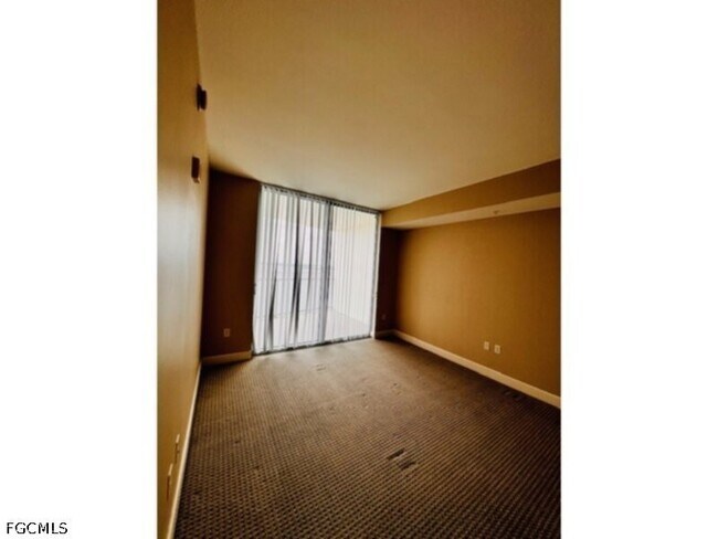 Building Photo - 3000 Oasis Grand Blvd