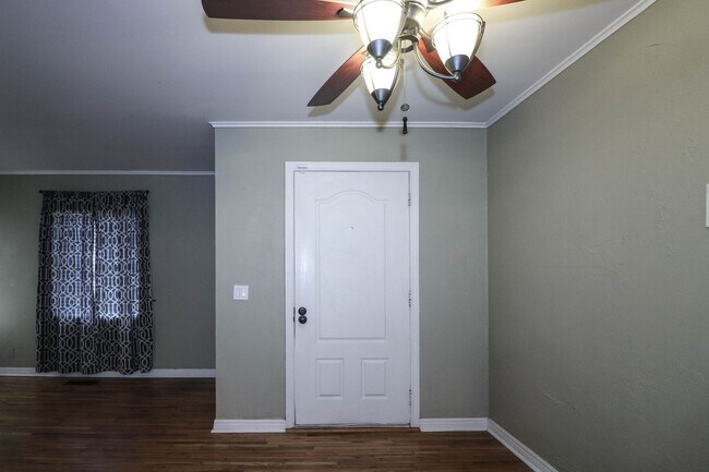 Building Photo - Cozy Bungalow in Brookside area, close to shopping for grocery, coffee shops, restaurants and muc...