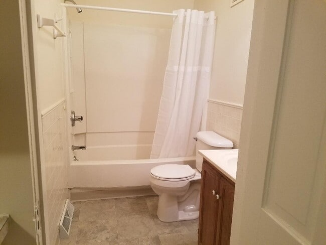 Building Photo - 522 W Maple Ave