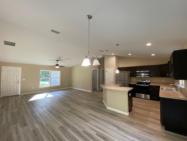 Building Photo - Custom Home - Desirable SW Dunnellon Neighborhood 3/2/2 **Won't Last**Available Soon!