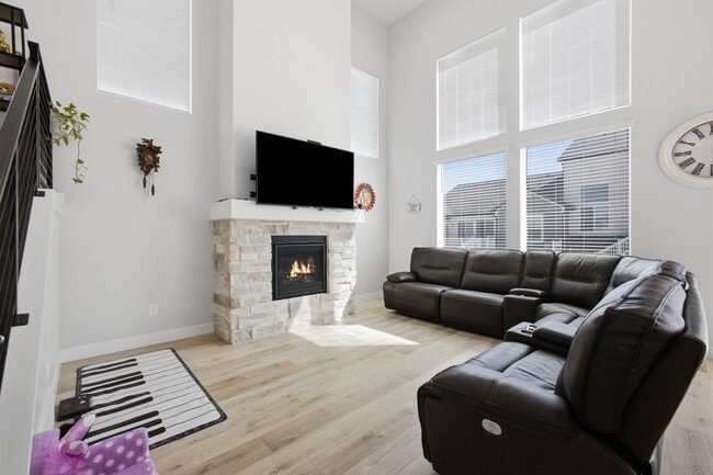 Building Photo - 4633 Sentry Dr