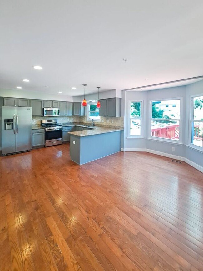 Building Photo - Amazing 4 Bedroom, 4 Bath SFH Corner Lot, ...